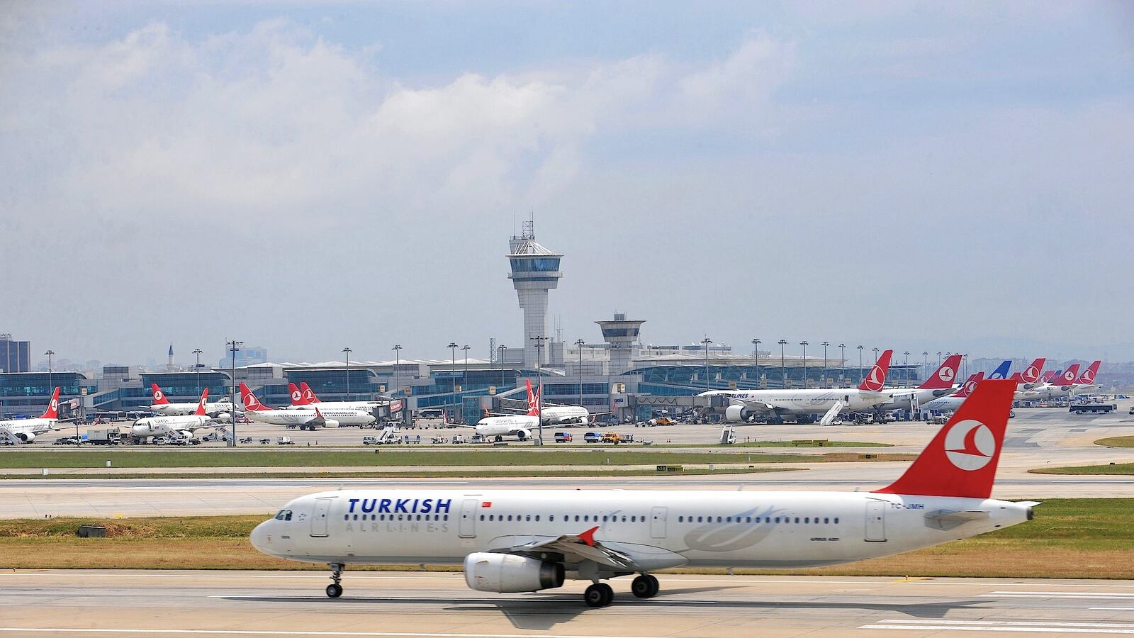 cheats/2015/04/17/turkish-plane-landed-after-bomb-threat/150417-turkish-airlines-bomb-threat-cheat_bnb8ds