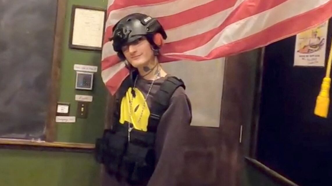 2022-07-05T002742Z_1106914402_RC275V9OWW81_RTRMADP_3_USA-JULYFOURTH-SHOOTING_jkwdhx