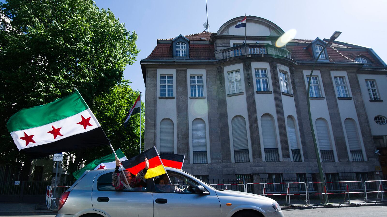 cheats/2012/05/30/russia-china-oppose-syria-action/syria-expel-diplomats-cheat_yqfwn3