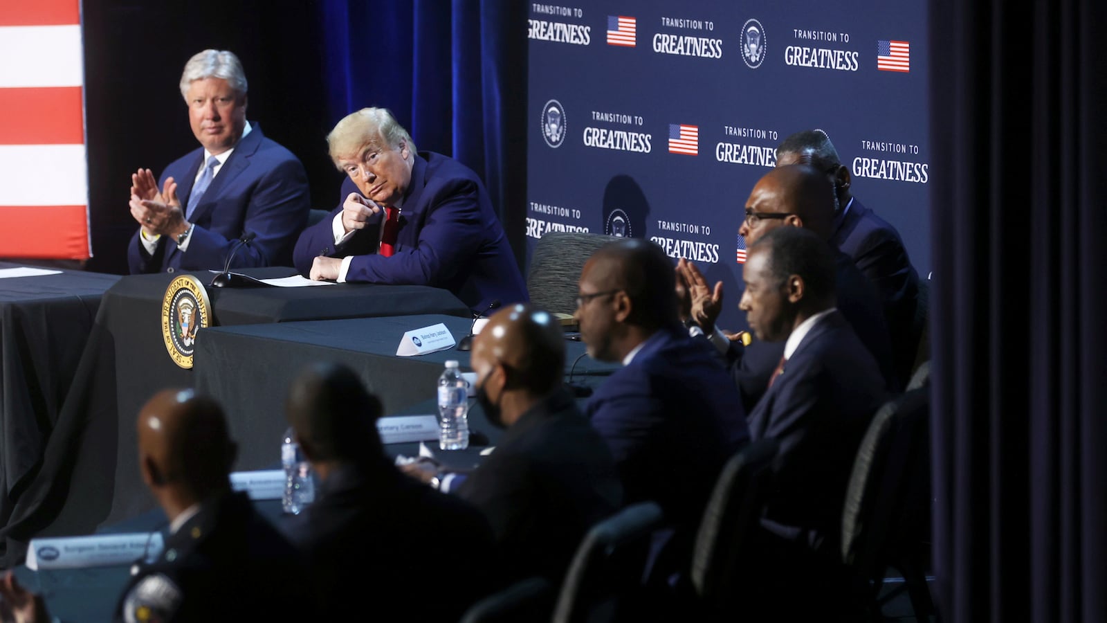 2020-06-11T224028Z_1634092279_RC2A7H9SI7HR_RTRMADP_3_USA-TRUMP_ywfy4w