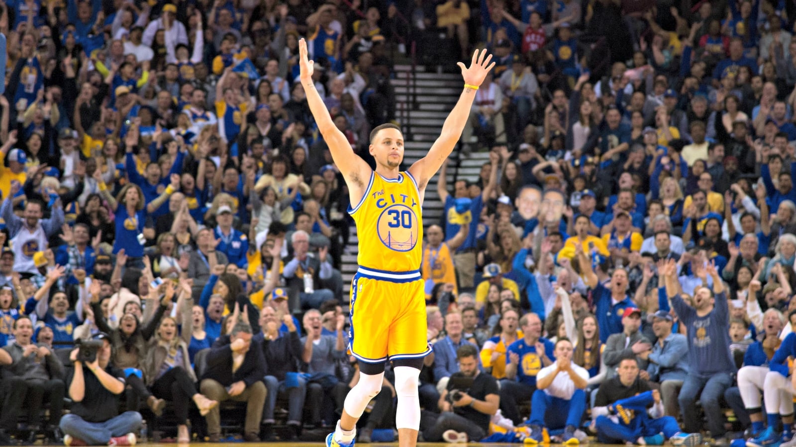 cheats/2016/05/10/steph-curry-becomes-first-ever-unanimous-nba-mvp/160510-steph-curry-nba-mvp-cheat_dxucpj
