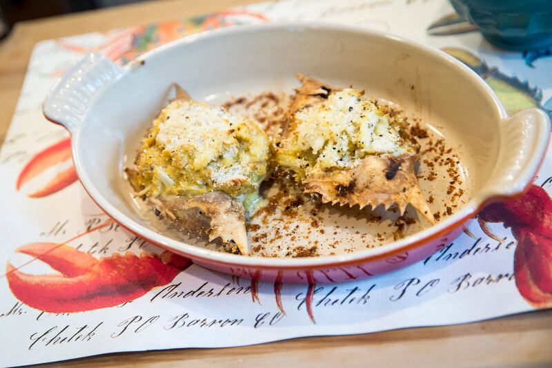 articles/2015/09/20/presidential-palates-how-to-make-martha-washington-s-crab-pie/150919-drobineck-crab-pies-embed2_ob22dj