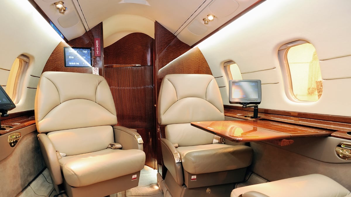 cheats/2011/06/19/ceo-pay-explodes-income-gap/executive-pay-jet-setting-cheat_dpnutj