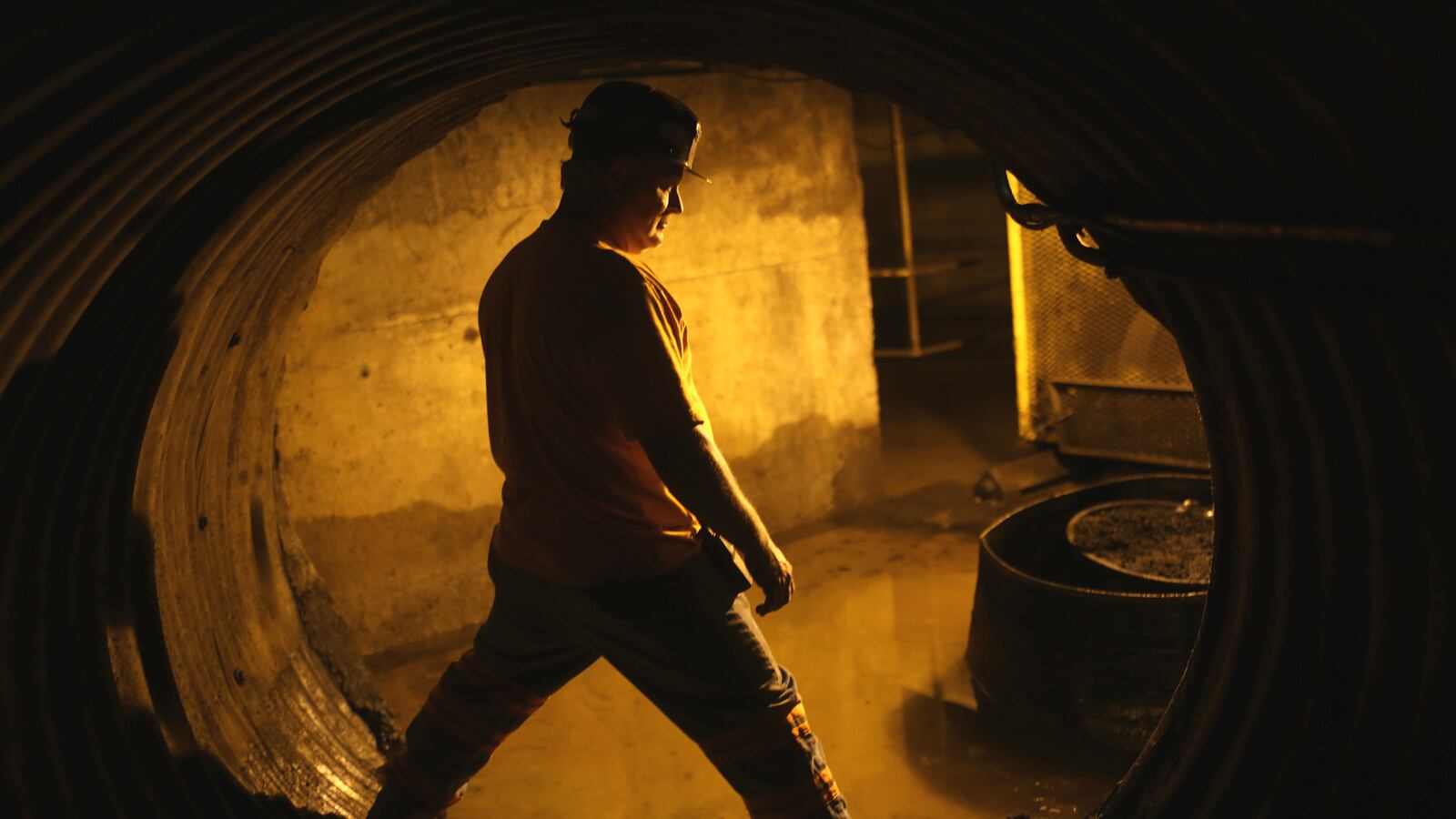 articles/2015/10/01/the-plot-to-make-retired-coal-miners-broke/150930-coal-miners-tease_ljdoln