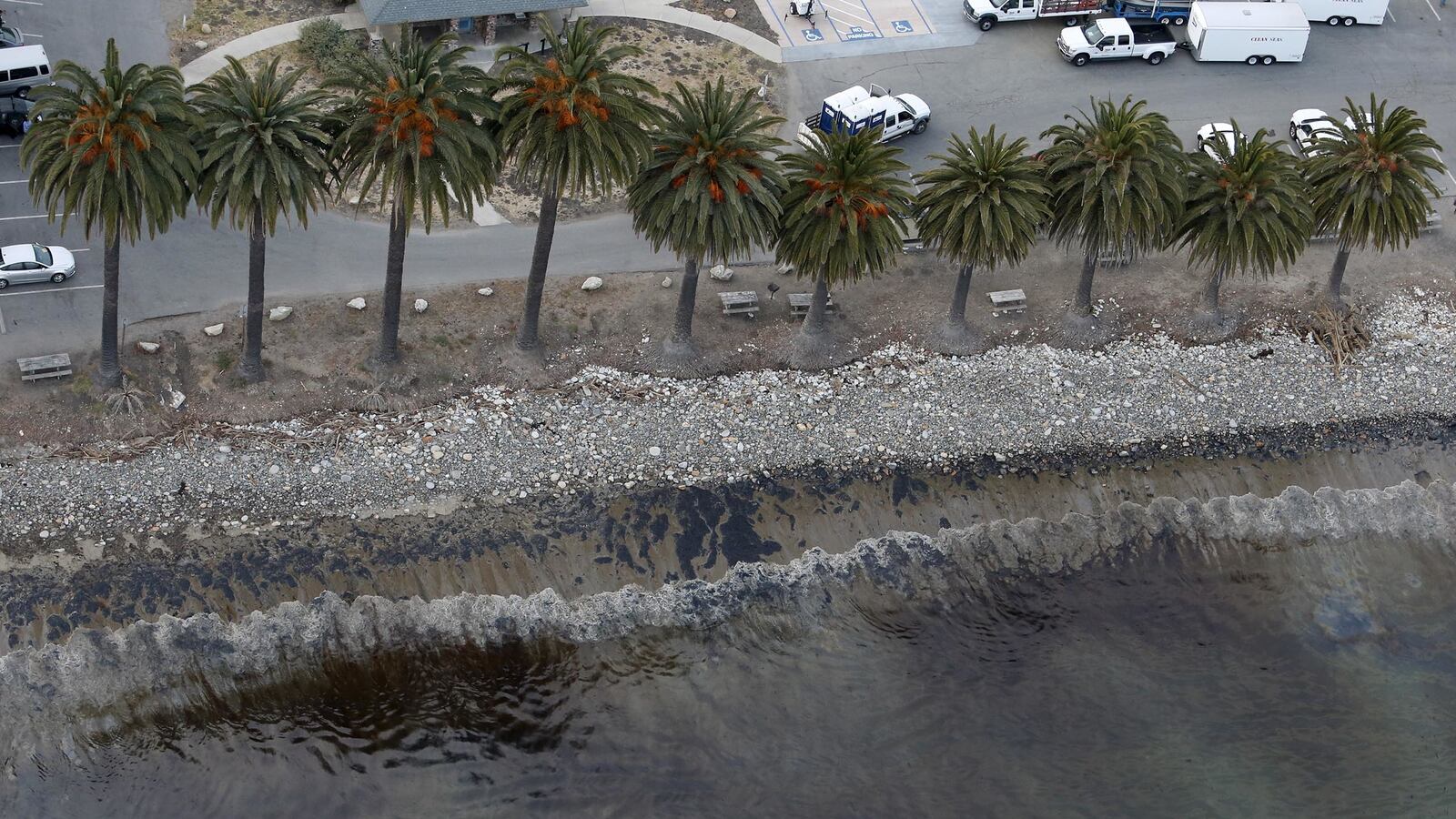 cheats/2015/05/19/oil-spill-off-california-coastline/150520-oil-spill-cheat_dqyu3g