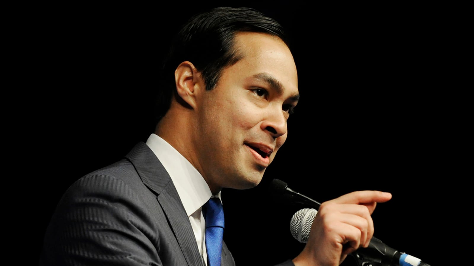 articles/2012/09/04/can-julian-castro-democrats-keynote-speaker-out-obama-obama/julian-castro-romano-tease_ddnerw