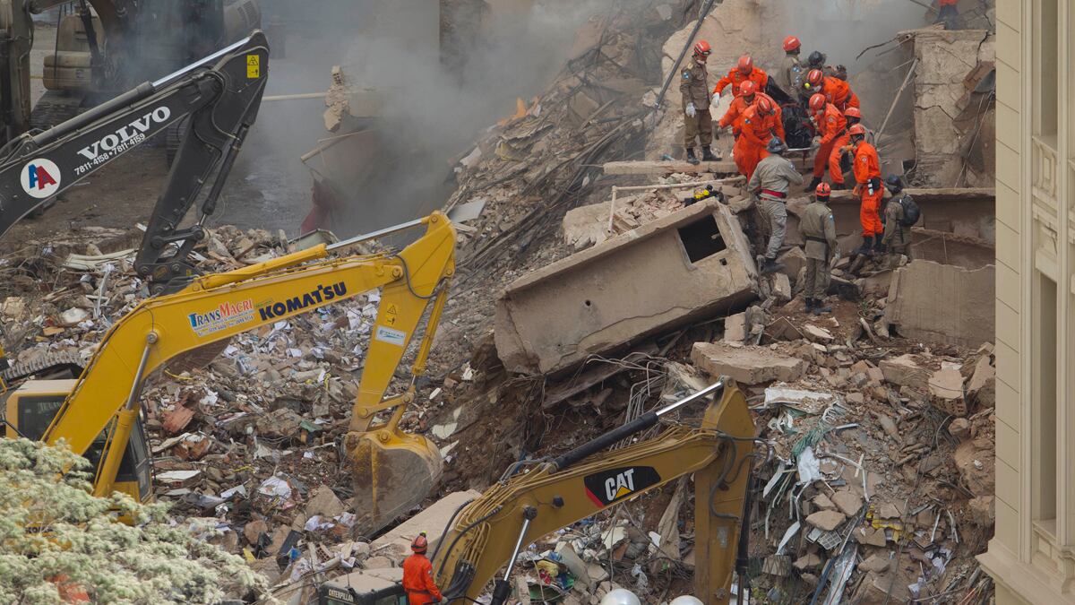 cheats/2012/01/26/two-buildings-collapse-in-rio/rio-building-collapse-gas-leak-suspected-cheat_qw8iym