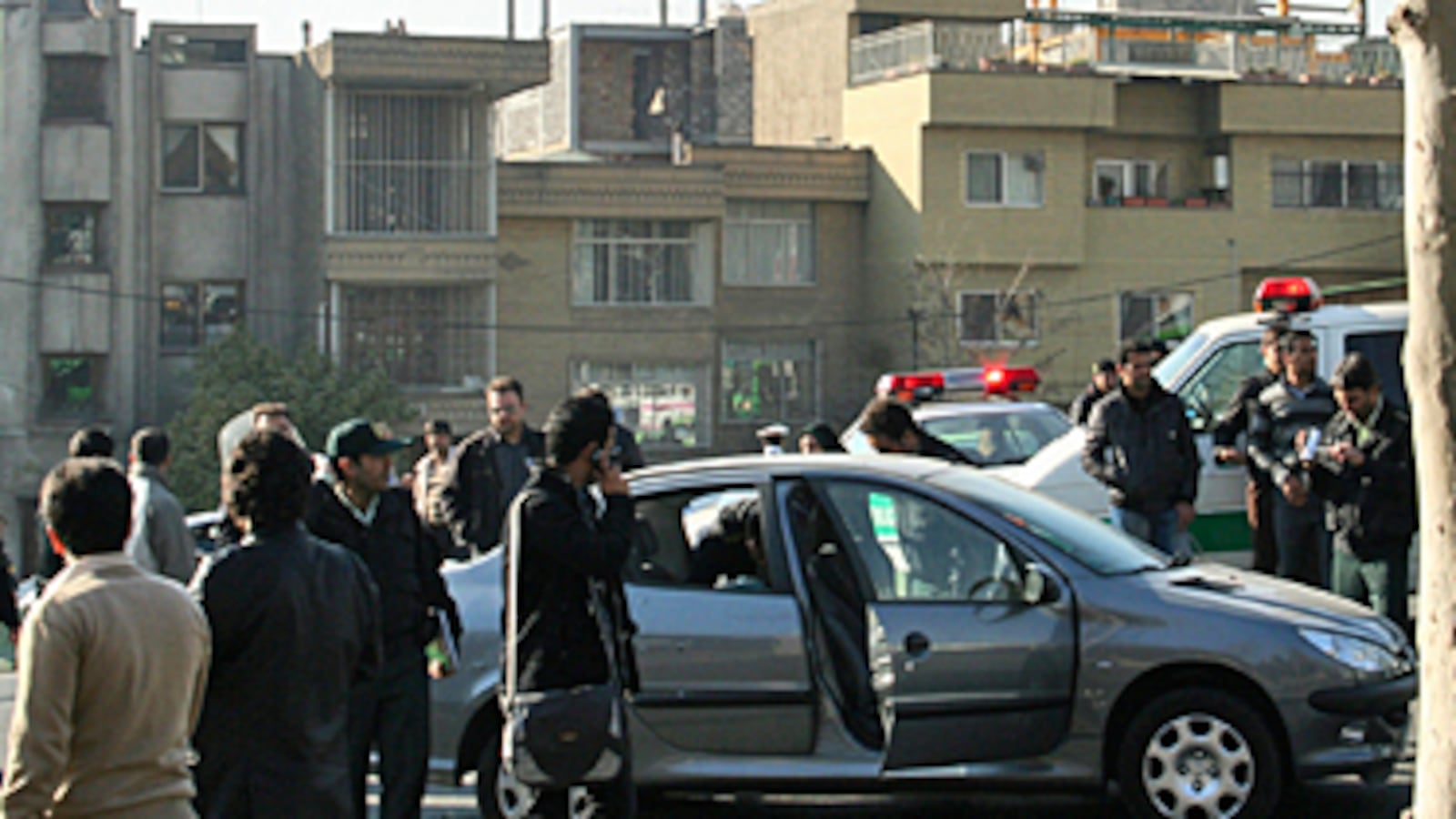 articles/2010/11/30/iranian-nuclear-scientists-attacked-did-us-israel-plan-assasination/aslan-iran-scientists_144328_nmppik