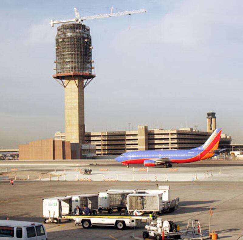 galleries/2009/11/19/america-s-airports-ranked-from-first-to-worst/airports---3-phoenix-sky-harbor-international-airport_puw7wr