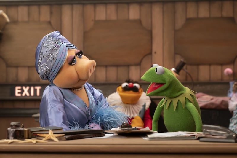 Miss Piggy, Lew Zealand, and Kermit.