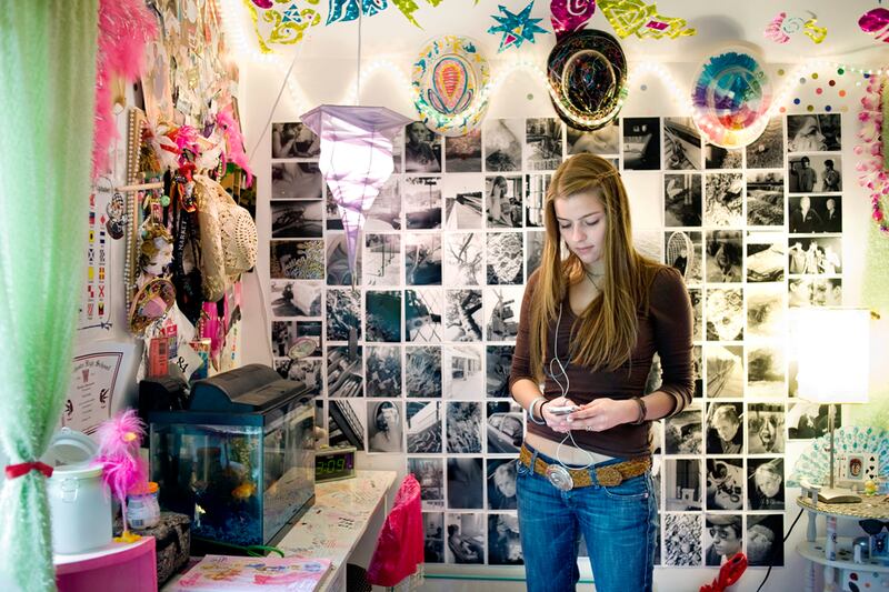 galleries/2012/05/20/a-girl-and-her-room-exhibit-photos-by-rania-matar/13_Devin_v3lijo