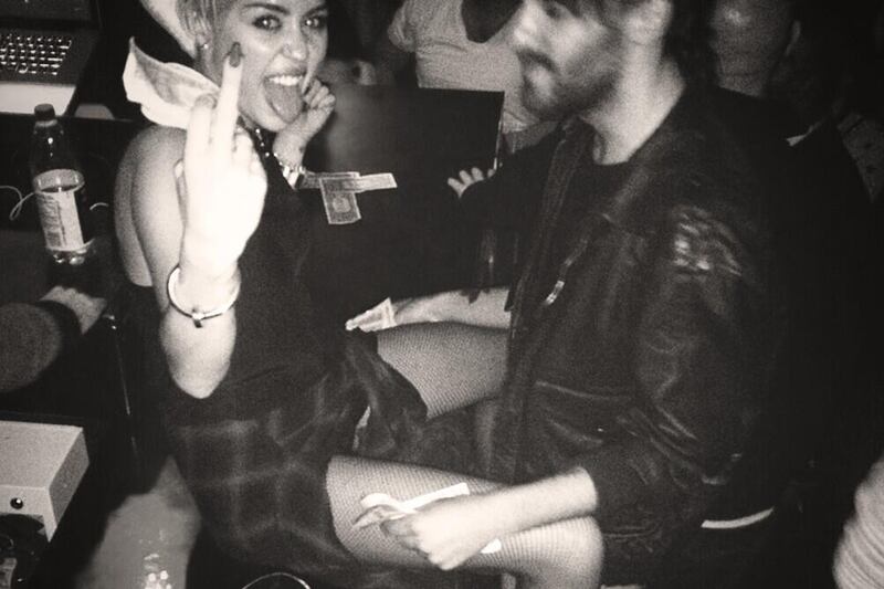 galleries/2013/10/26/miley-cyrus-madonna-the-week-in-celebrity-selfies-photos/131024-miley-selfie_bervq1