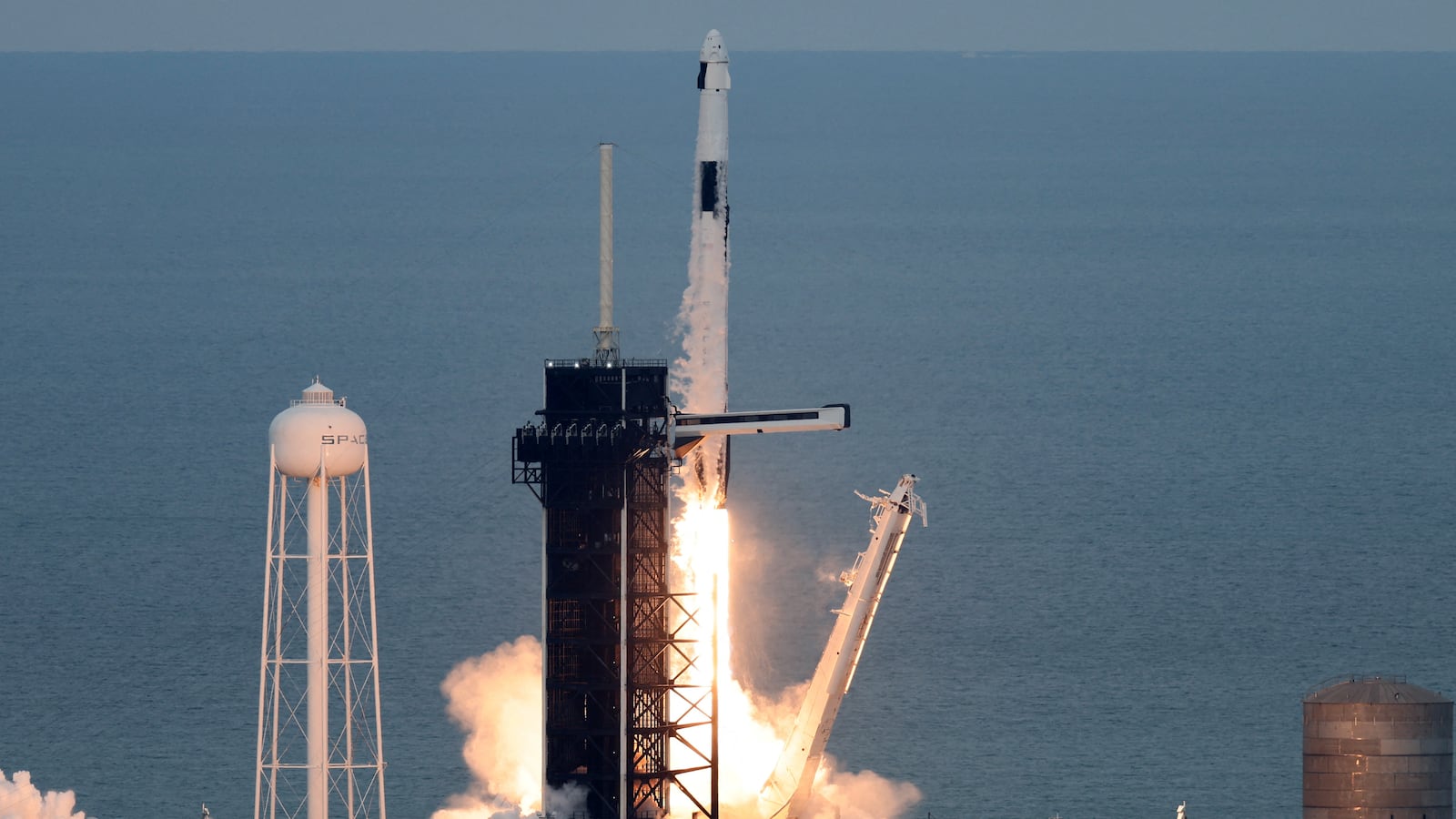 2023-05-21T214453Z_860497646_HP1EJ5L1OEN0D_RTRMADP_3_SPACE-EXPLORATION-ISS-AXIOM_yk0nlg