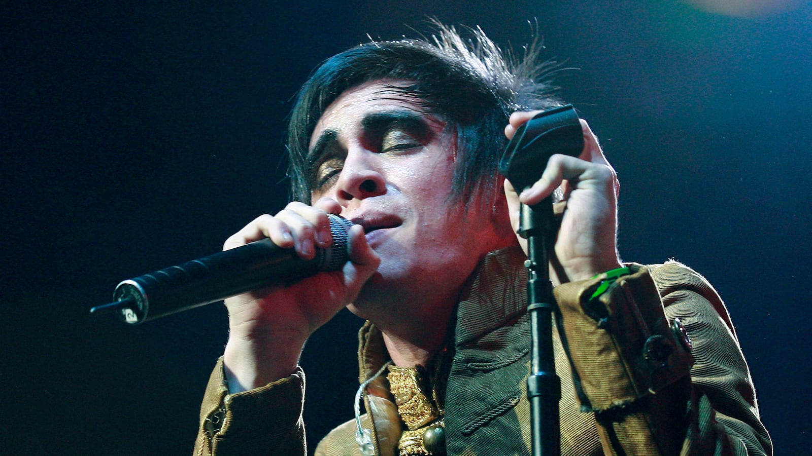 articles/2016/04/30/gen-z-has-a-secret-crush-on-emo/160429-weill-emo-music-tease_n7jb12