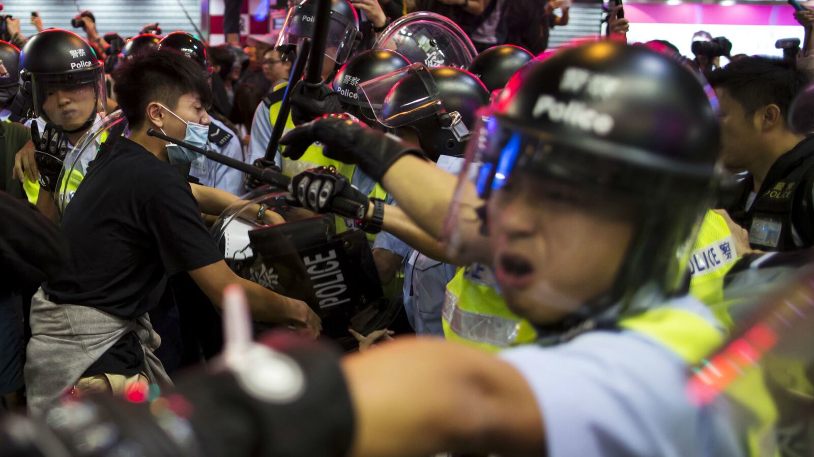 cheats/2014/11/27/hong-kong-arrests-7-cops-for-assault/141127-hong-kong-protests-cheat_cthsaw