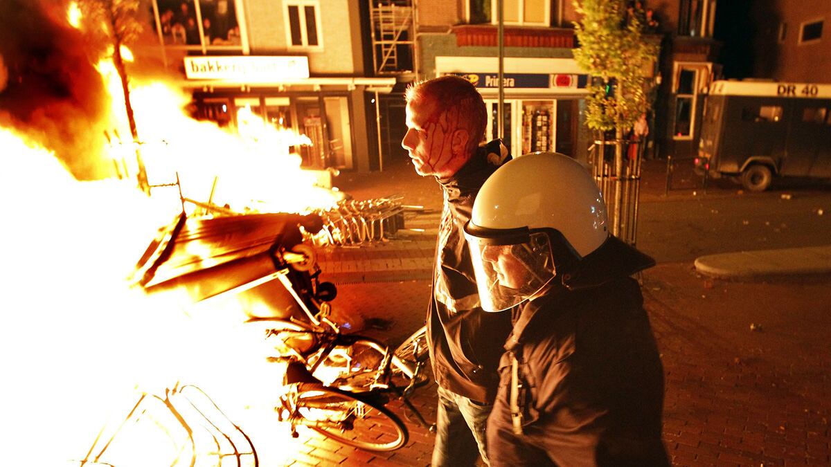 cheats/2012/09/22/facebook-invite-turns-party-into-riot/facebook-party-becomes-riot-cheat_vjwkjz