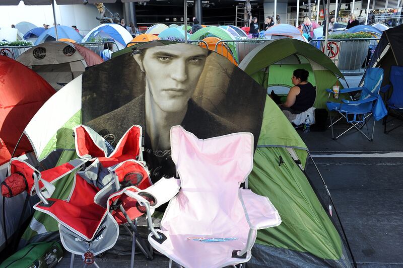 galleries/2011/11/14/twilight-premiere-photos/twilight-premiere-fans3_ivl1nw