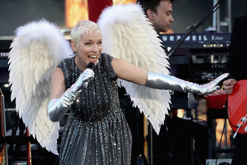 galleries/2012/12/01/celebrity-aids-fundraisers-from-liz-taylor-to-bill-gates/01donor-lennox_vvzmw0