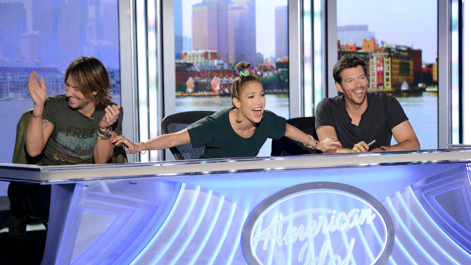 articles/2014/01/15/american-idol-premiere-review-the-clown-show-is-back-and-we-love-it/140115-fallon-american-idol-tease_bnjuya