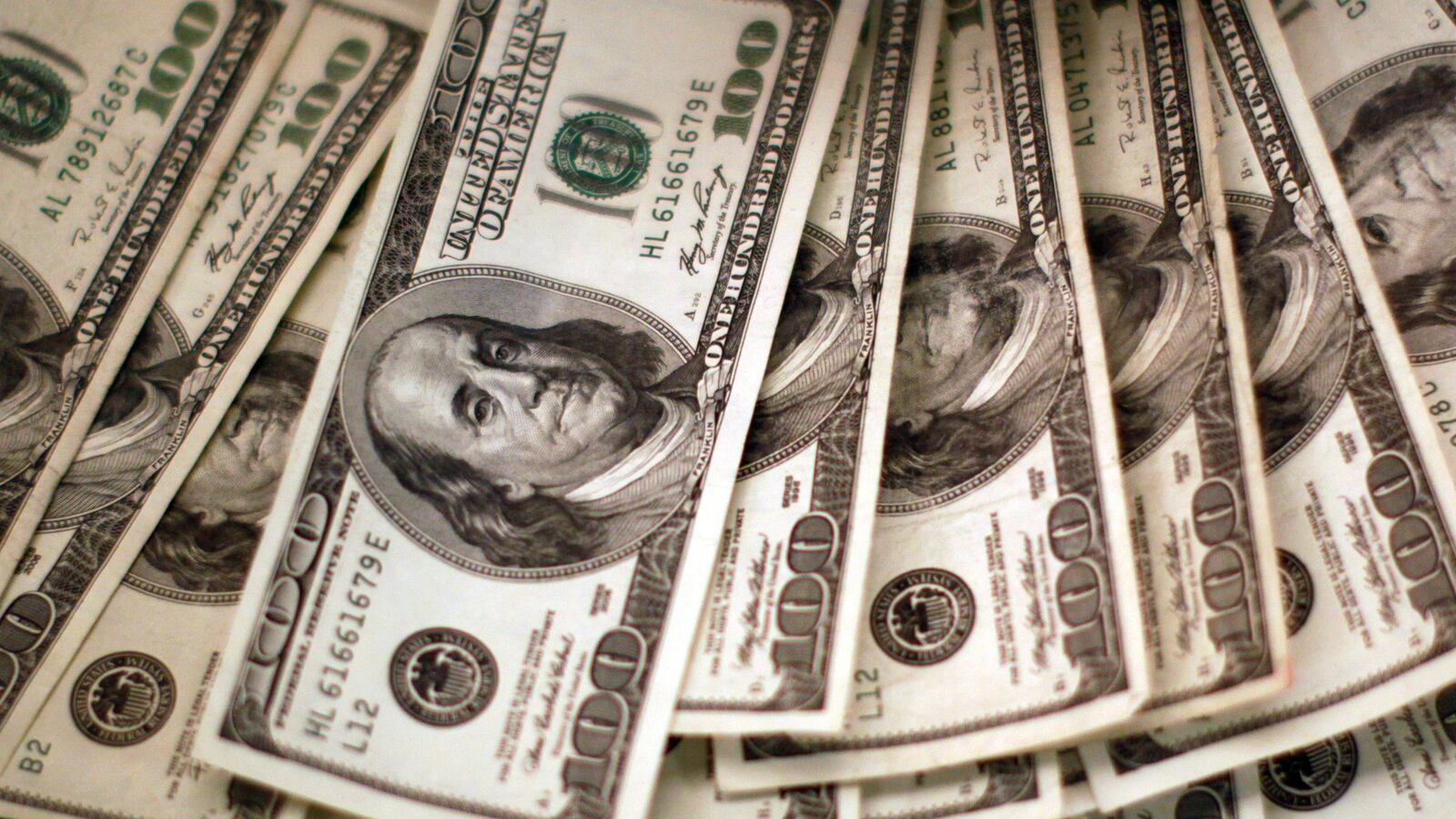 cheats/2016/09/20/white-black-wage-gap-worst-in-40-years/160920-us-wage-gap-cheat_l9pbwy