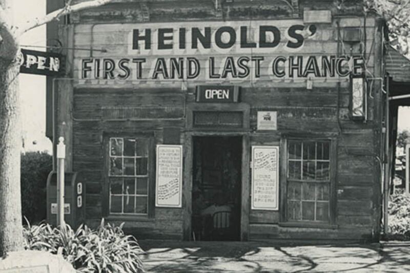 articles/2014/12/28/the-bars-that-made-america-great/141226-strochlic-heinolds-embed_lut3dt