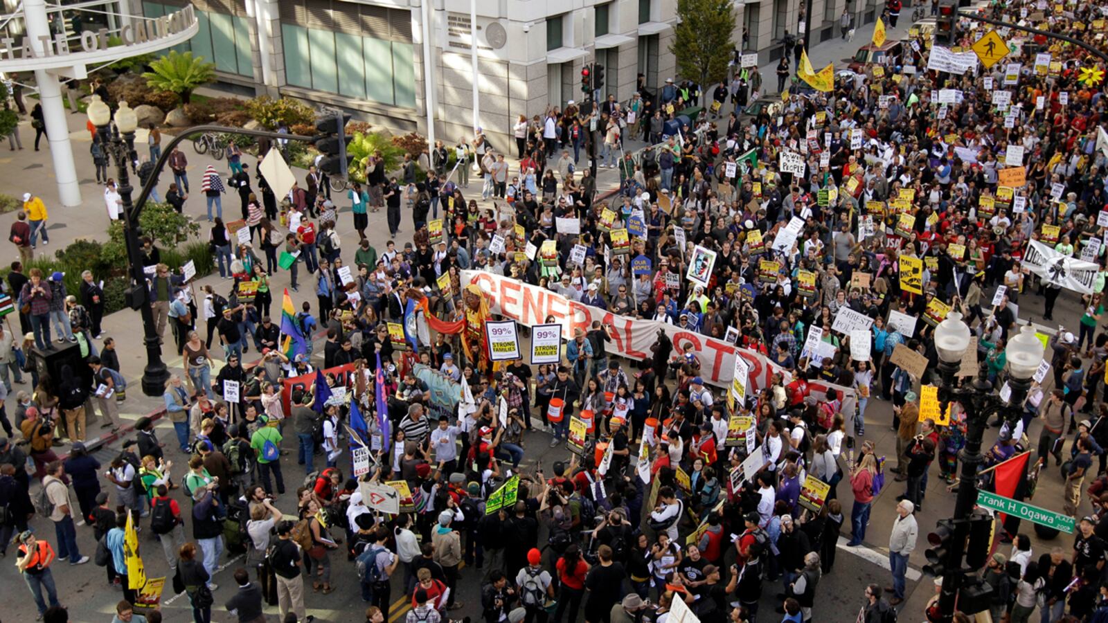 cheats/2011/11/02/occupy-oakland-marches-on-port/occupy-oakland-general-strike-cs_n1lypv