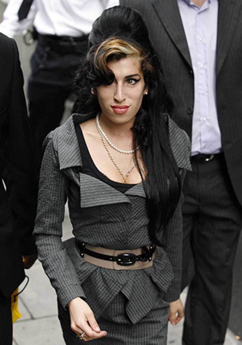 articles/2012/11/02/amy-winehouse-s-wedding-dress-stolen-anna-wintour-defends-tory-burch/amy-winehouse_qso5lw