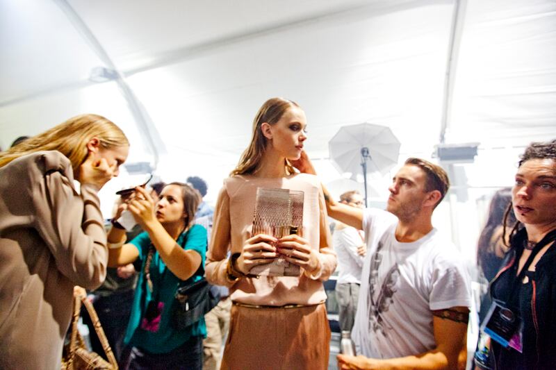 galleries/2011/10/06/backstage-paris-fashion-week-photos/backstage-paris-fashion-week-23_iwokx7