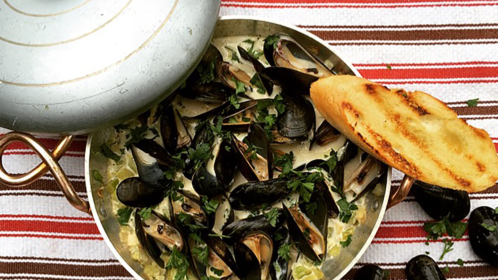 articles/2016/05/01/how-to-make-president-taft-s-mussels/160430-dobeneck-taft-mussels-tease_b0ny79