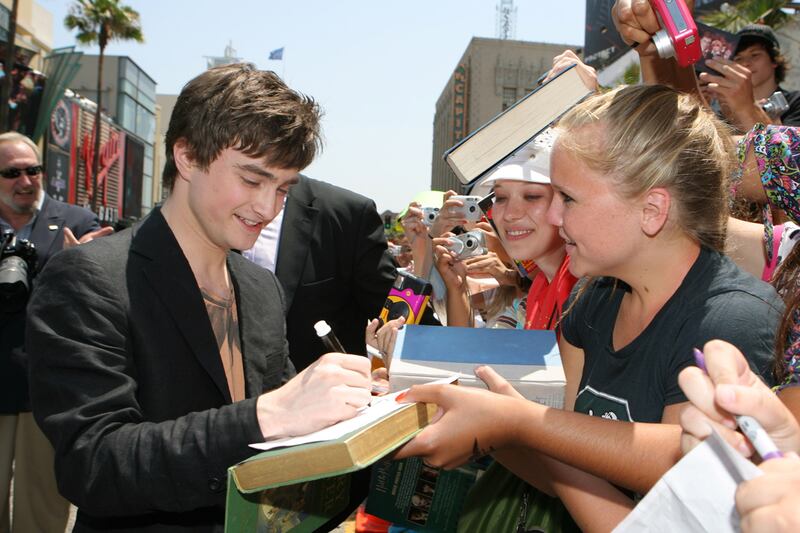 galleries/2012/02/08/daniel-radcliffes-biggest-controversies-photos/daniel-radcliffe-controversies-fans_n25fhn