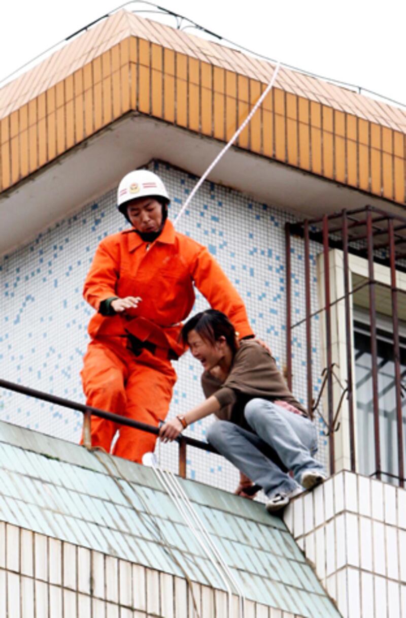 galleries/2012/06/21/china-s-dramatic-suicide-rescues-photos/china-suicide-rescues-7_rrermd