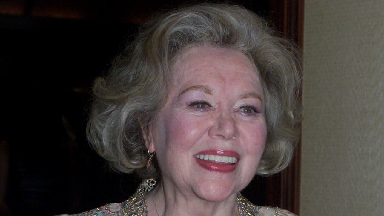 Glynis Johns smiles in 2000.