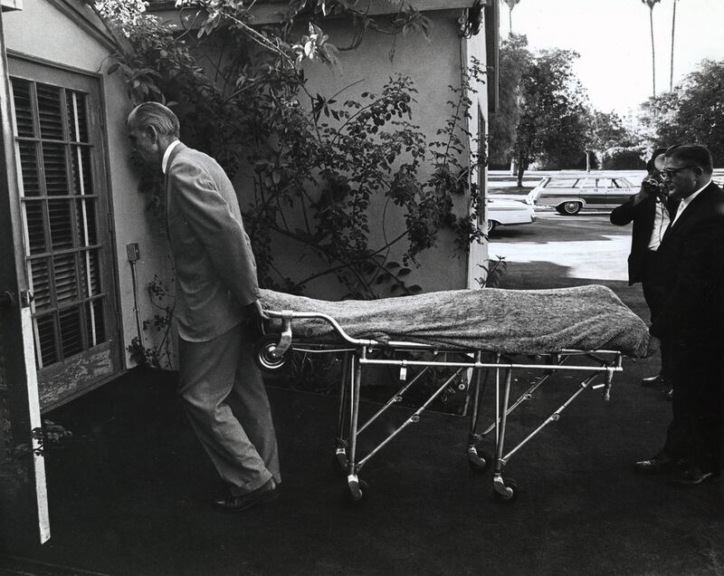 galleries/2012/05/31/marilyn-and-me-lawrence-schiller-s-photos-of-marilyn-monroe/schiller-marilyn-body-gurney_qhurkp