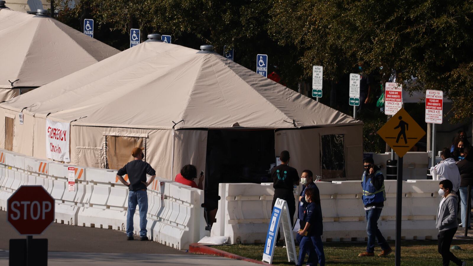 2021-01-04T211159Z_1715123281_RC291L91DHK4_RTRMADP_3_HEALTH-CORONAVIRUS-USA_xdaywj