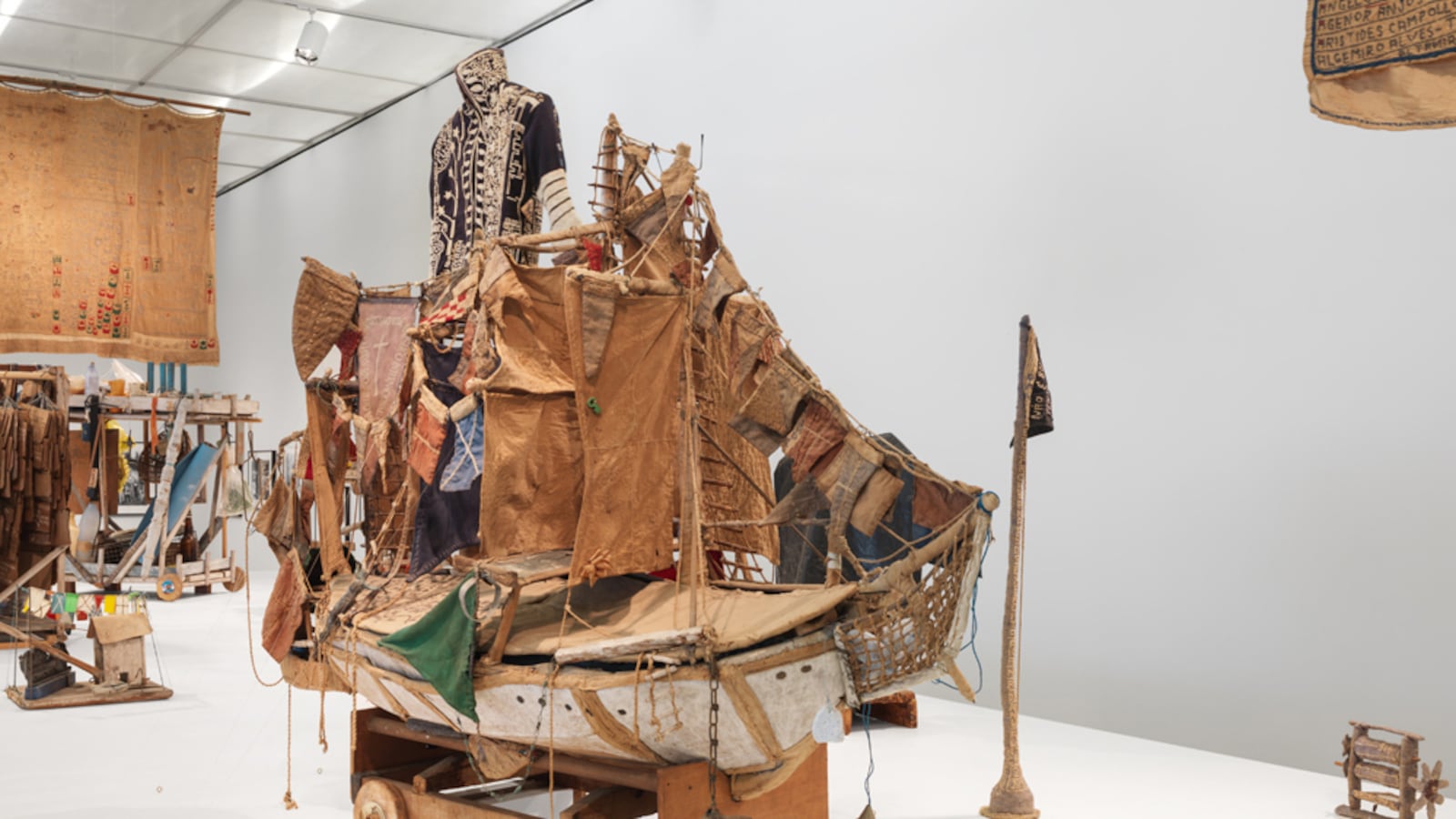 articles/2016/07/23/how-to-make-hoarding-into-brilliant-art/160721-crocker-new-museum-tease_dt4pvn