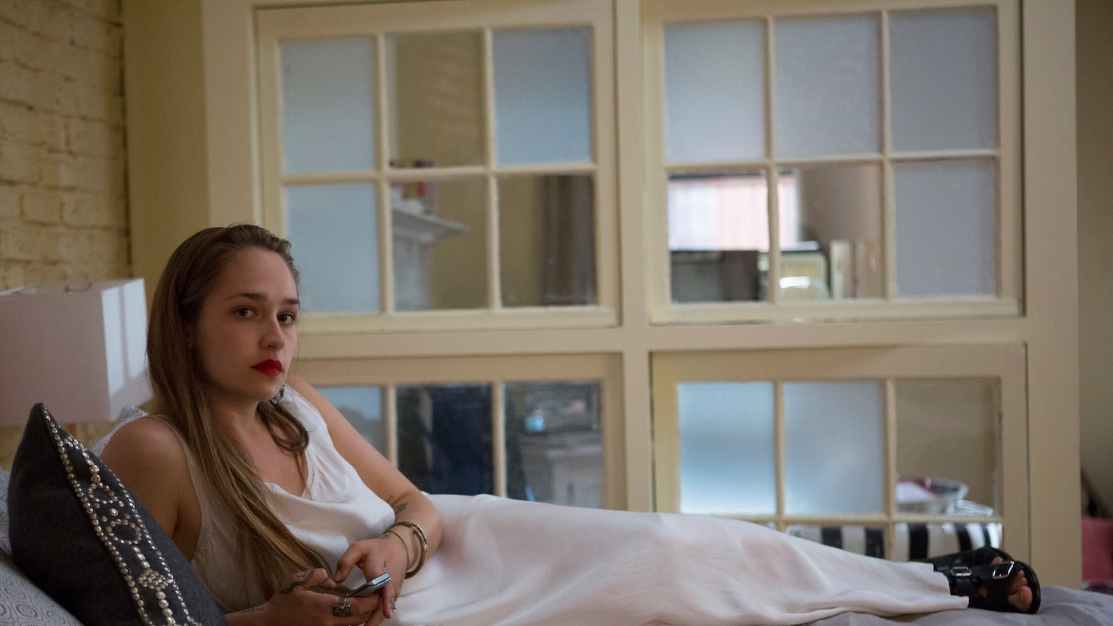 articles/2014/03/27/jemima-kirke-is-more-than-just-a-girl/140326-binlot-kirk-tease_kcoctt