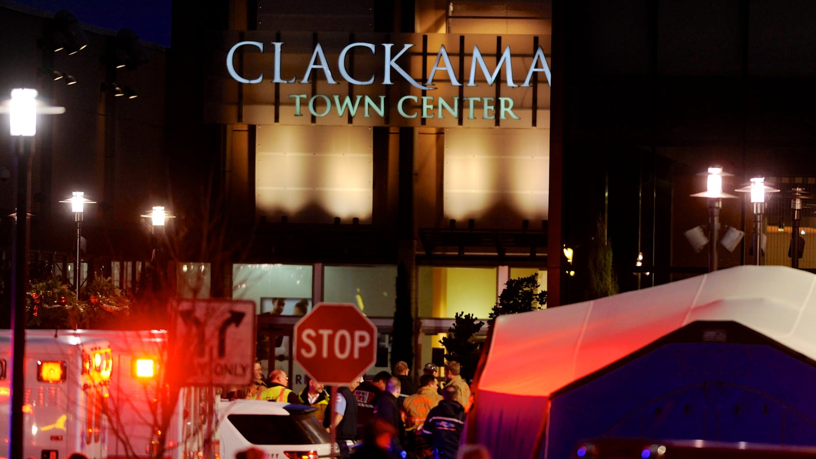 articles/2012/12/11/gunman-kills-two-people-himself-in-deadly-shooting-at-oregon-mall/portland-shooting-ross_ygyfxc