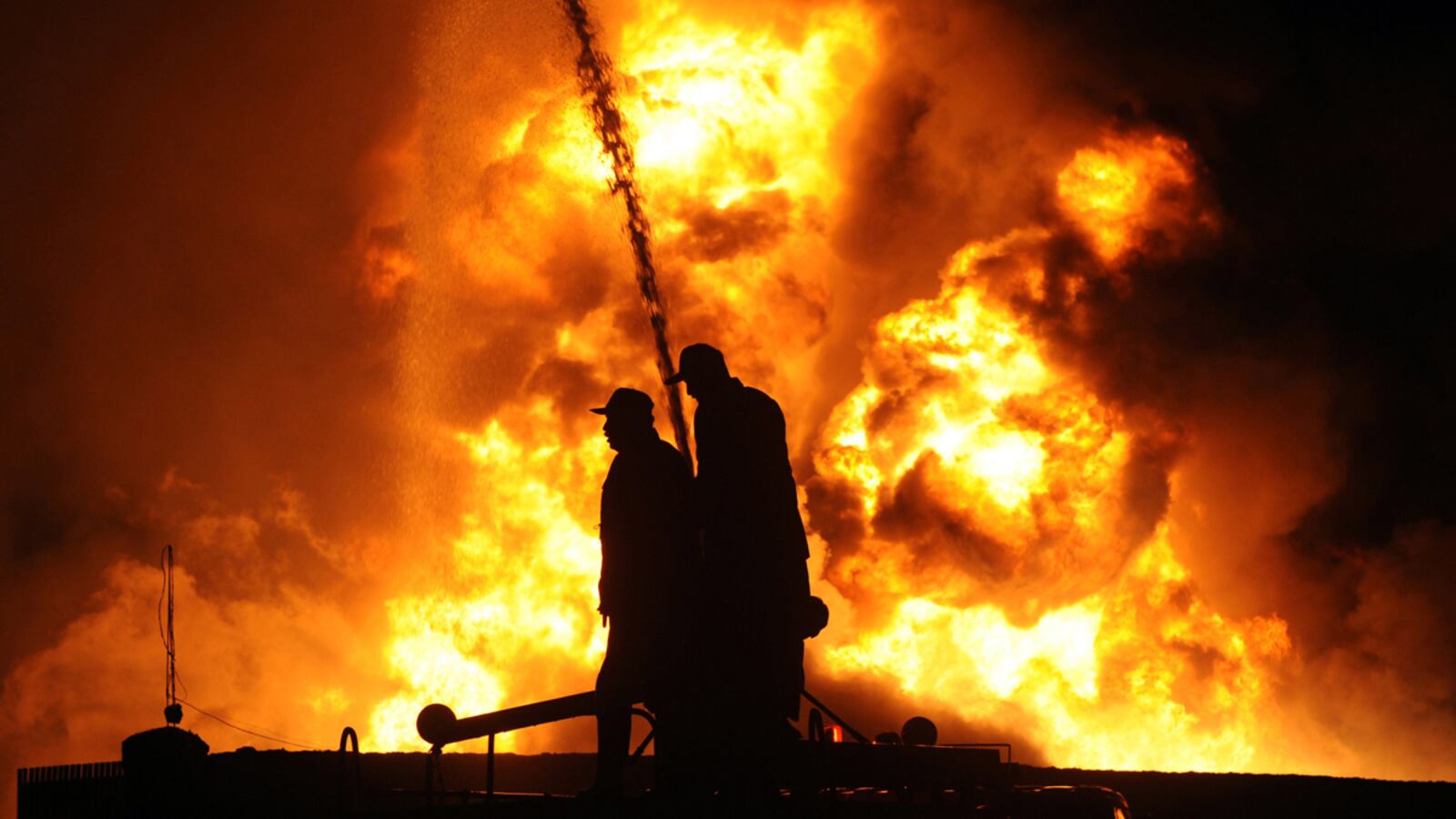 cheats/2011/12/08/pakistan-torches-20-nato-tankers/pakistan-oil-tanker-explosion-cs_zgu6xp