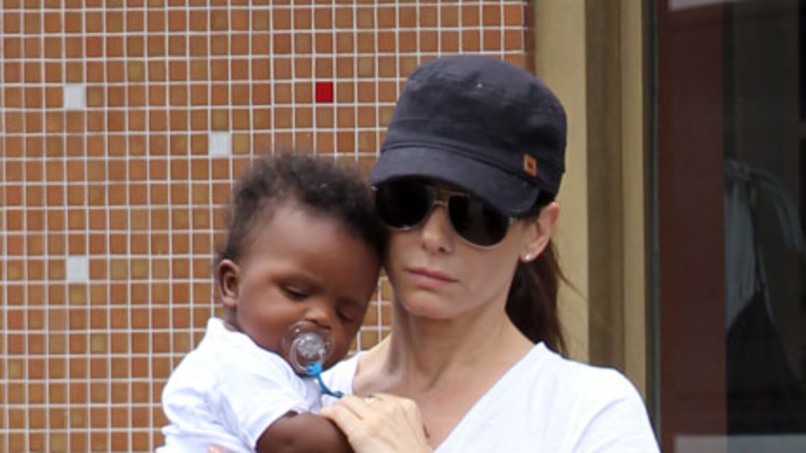 articles/2010/09/02/aniston-o-reilly-debate-over-single-parenthood-and-other-celeb-moms/single-moms---bullock_npiqrp