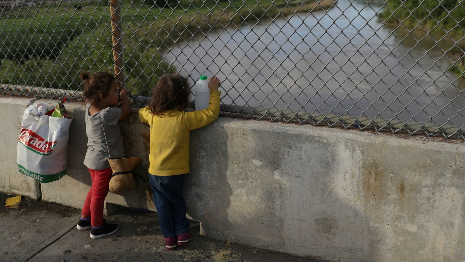 180627-federal-review-trump-migrants-cheat_lsfdqa