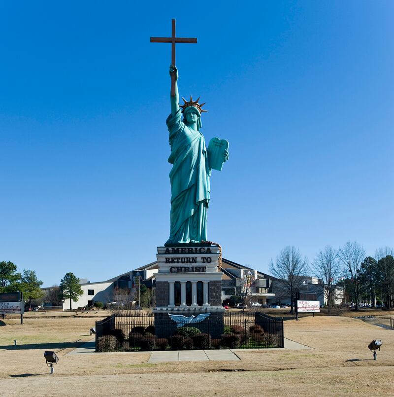 galleries/2014/04/30/the-weirdest-public-sculptures/140429-statue-of-liberation-christ_w4ci7d