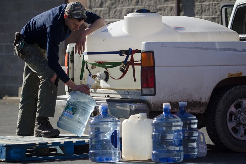 galleries/2014/03/02/the-west-virginia-river-no-one-can-drink-from-photos/140228-weastva-water17_lnebpj