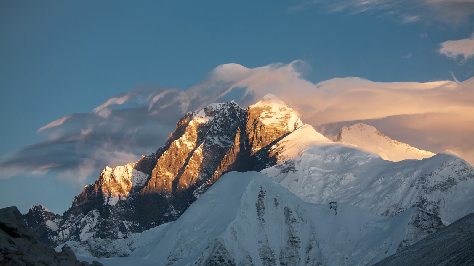 cheats/2014/03/04/everest-climbers-face-trash-rule/140304-everest-cheat_o7ykd1