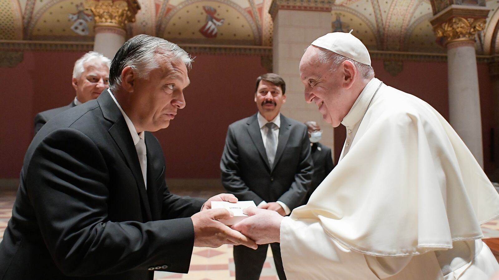 2021-09-12T083242Z_1559158110_RC26OP9V7Q4T_RTRMADP_3_POPE-EUROPE-HUNGARY_izadbn