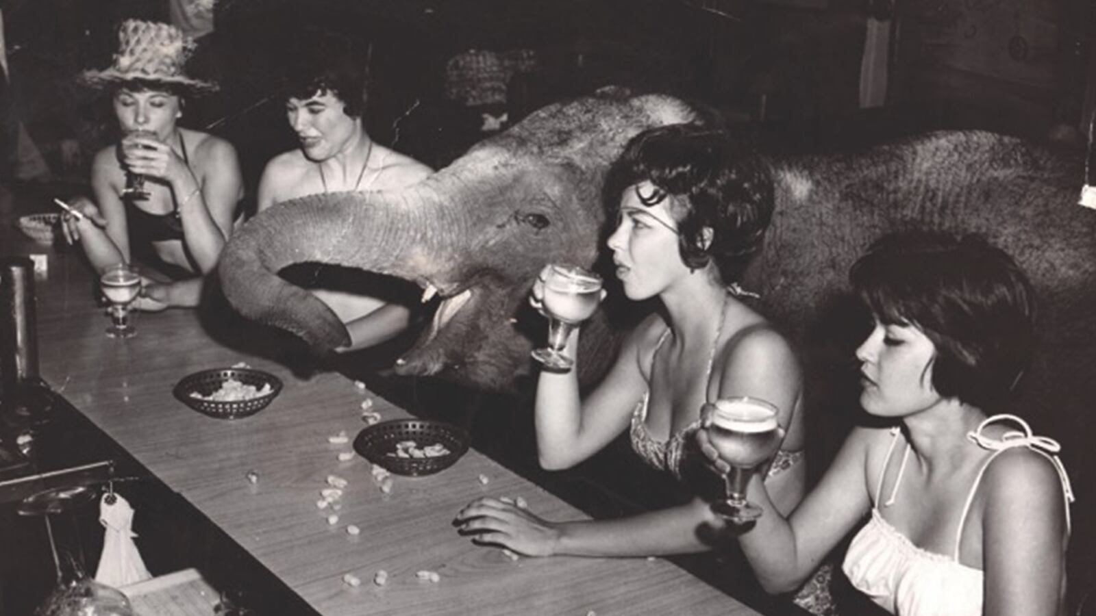 articles/2016/10/27/l-a-s-7-most-influential-restaurants/161026-rothbaum-Chez-Jay-tease_atgudx