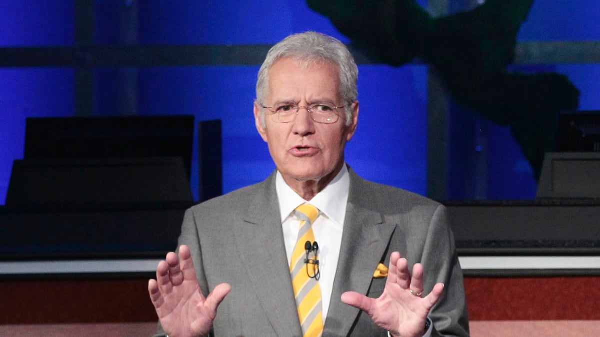 cheats/2011/07/27/alex-trebek-injured-chasing-thief/alex-trebek-cheat_puvivv