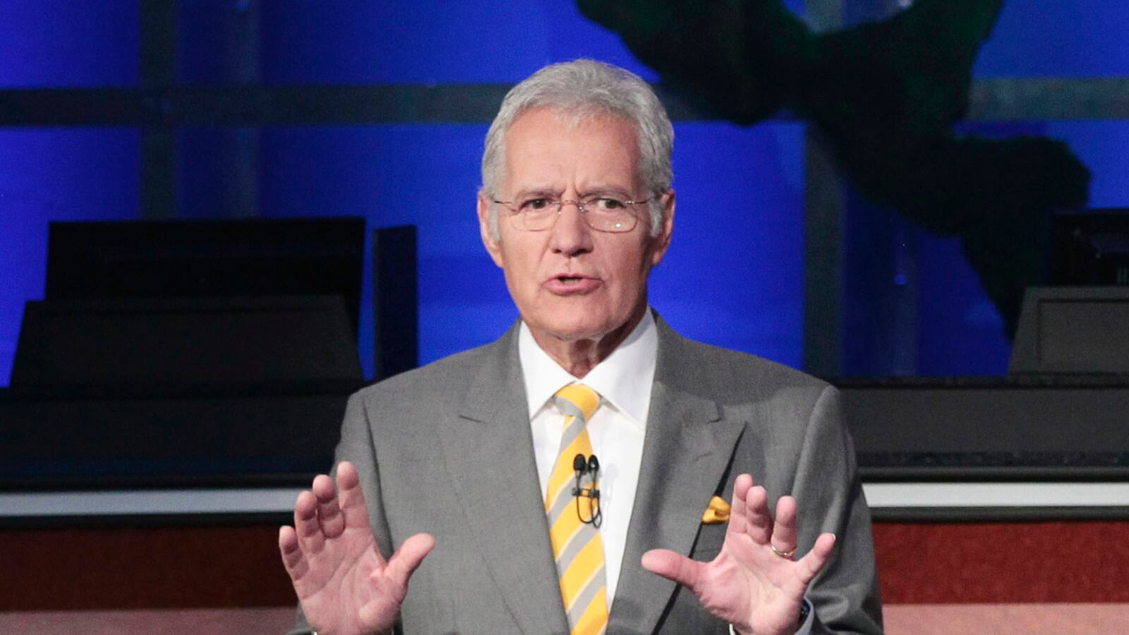 cheats/2011/07/27/alex-trebek-injured-chasing-thief/alex-trebek-cheat_puvivv