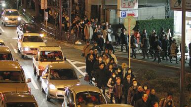 articles/2011/03/11/japans-first-dark-night-after-the-earthquake-and-tsunami/samuels-japan-night_165747_eixgka