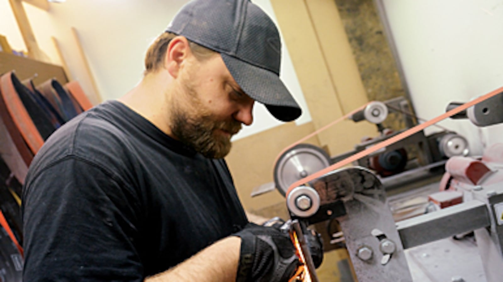 articles/2010/10/11/knife-maker-joel-bukiewicz-of-cut-brooklyn/cut-brooklyn-1_qxtkgo