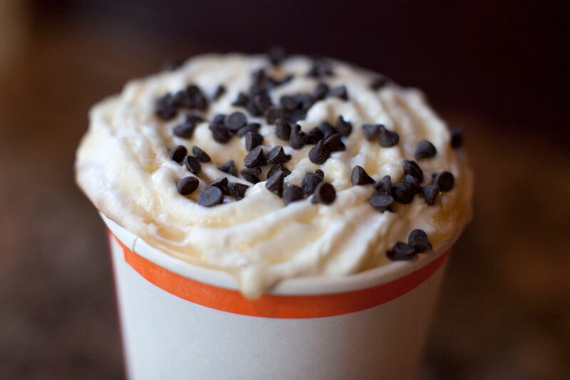 galleries/2012/12/18/10-most-fattening-holiday-drinks-white-hot-chocolate-more-photos/seattles-best-caramel-mocha-fattening-holiday-drinks-9_lskmix